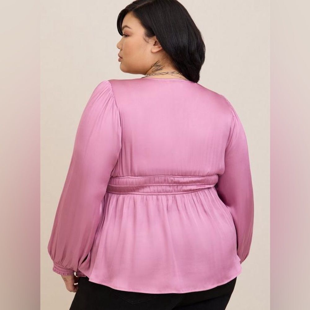 Torrid Mauve Peplum Satin V-Neck Smocked Waist Top Size 2X - Picture 2 of 8